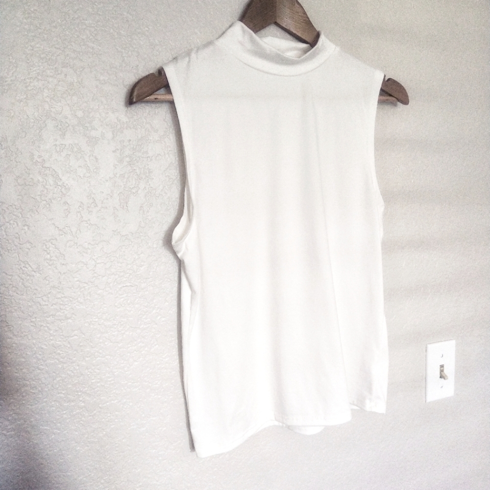 White short sleeve turtleneck too size small